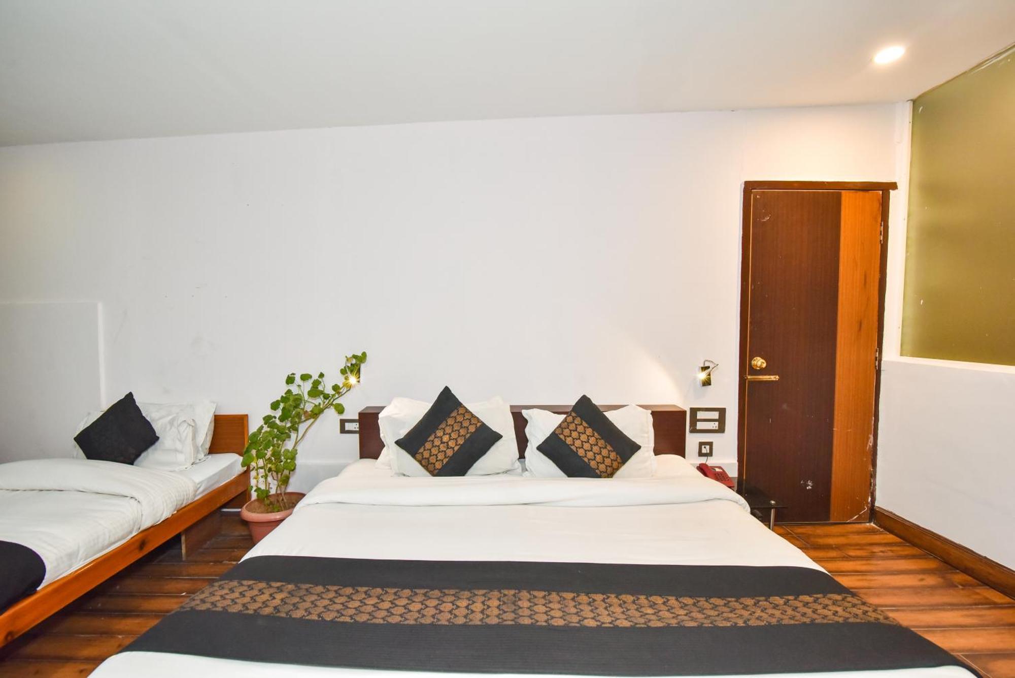 M Hotel And Restaurant McLeod Ganj Esterno foto